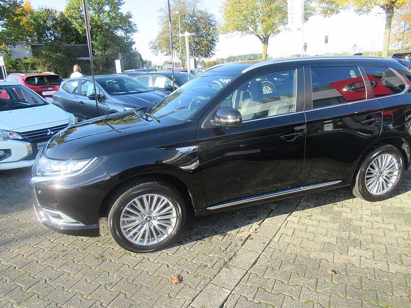 Mitsubishi Outlander 2.4 4WD Plug-In Hybrid Top*LEDER*SCHIEBEDACH*