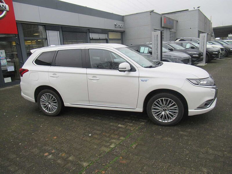 Mitsubishi Outlander 2.4 4WD Plug-In Hybrid Plus SHZ NAVI Kamera