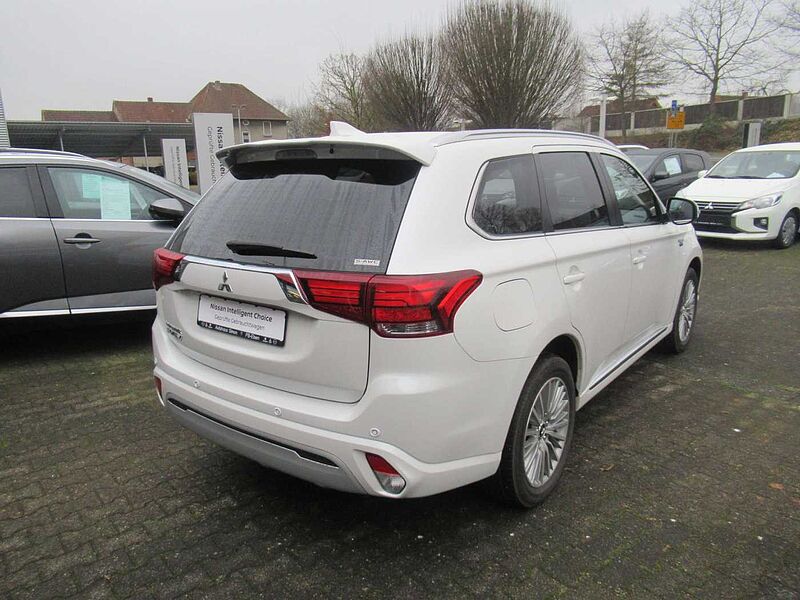 Mitsubishi Outlander 2.4 4WD Plug-In Hybrid Plus SHZ NAVI Kamera