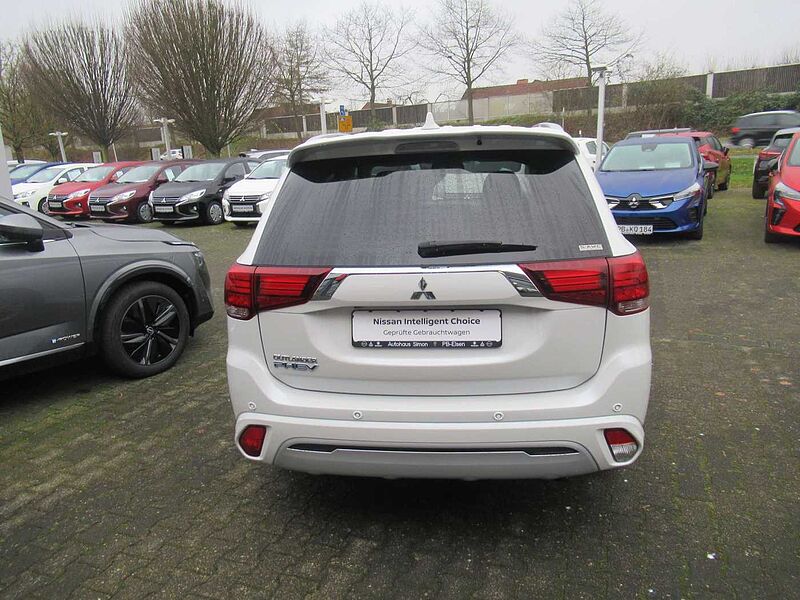 Mitsubishi Outlander 2.4 4WD Plug-In Hybrid Plus SHZ NAVI Kamera